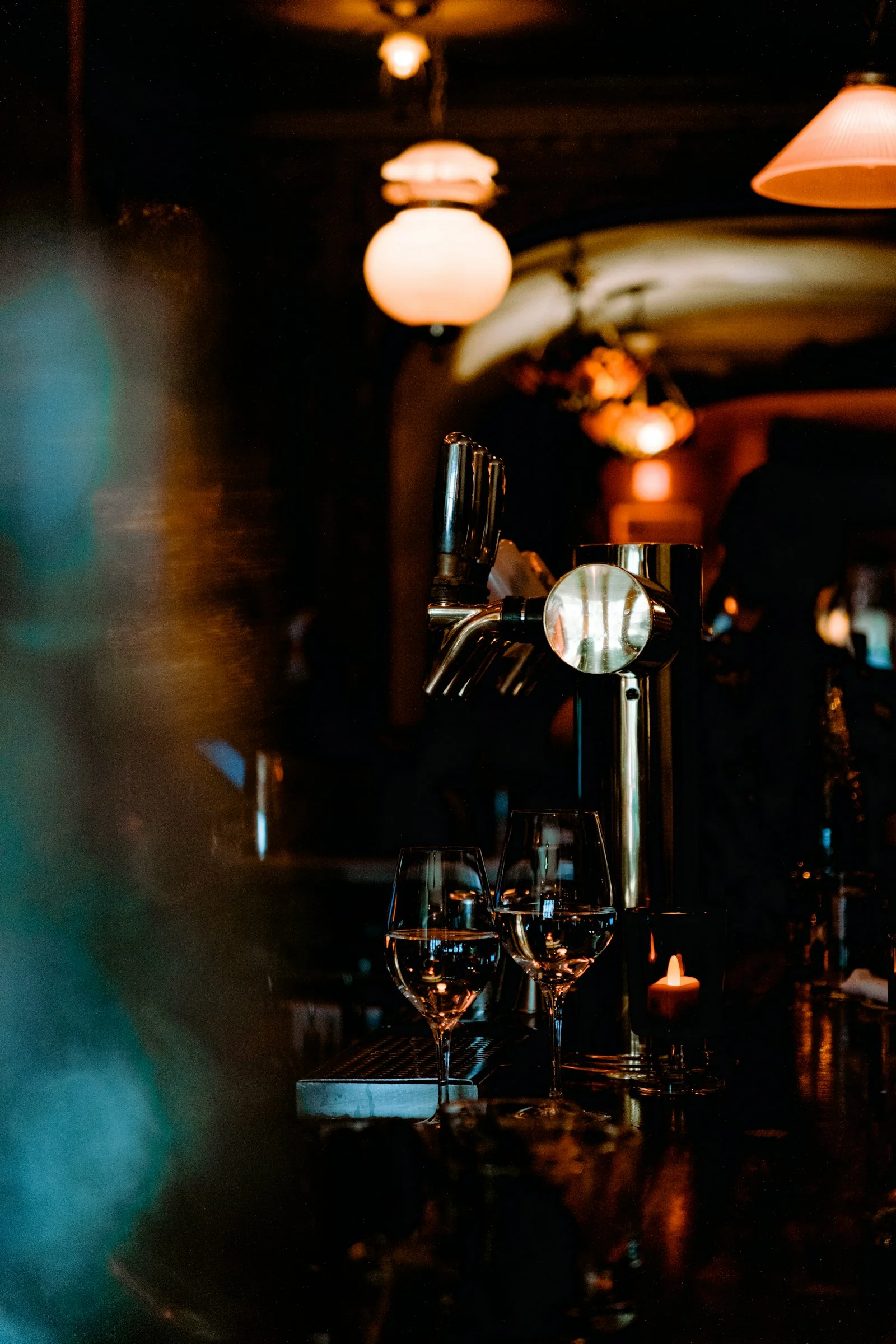 Verres de vin dans une lumière ambrée