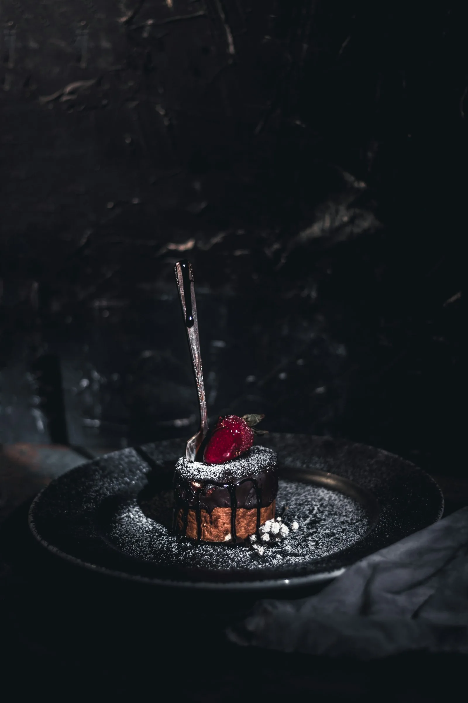 Dessert au chocolat sur une assiette sombre