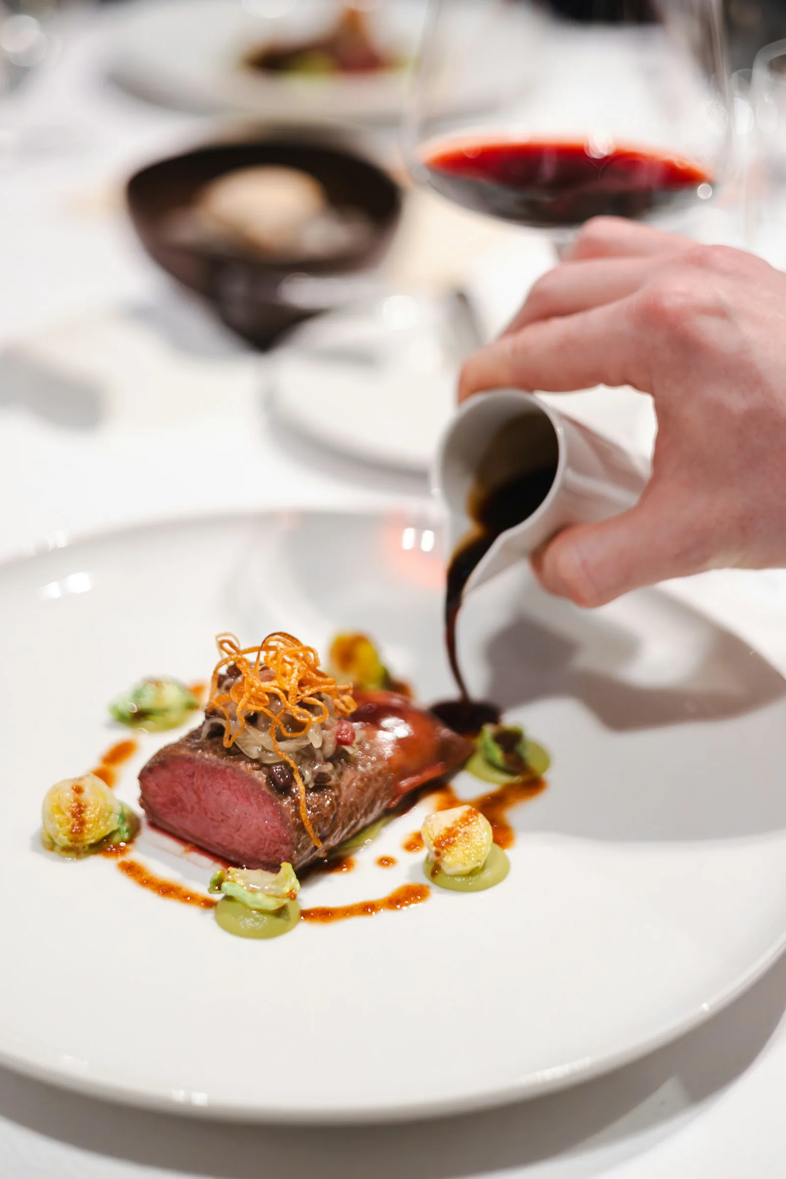 Sauce versée sur une assiette gastronomique