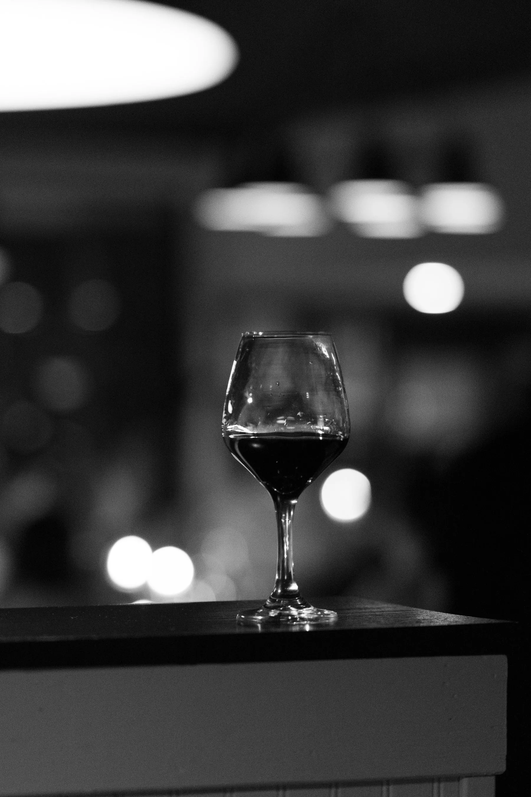 Verre de vin rouge dans une ambiance feutrée